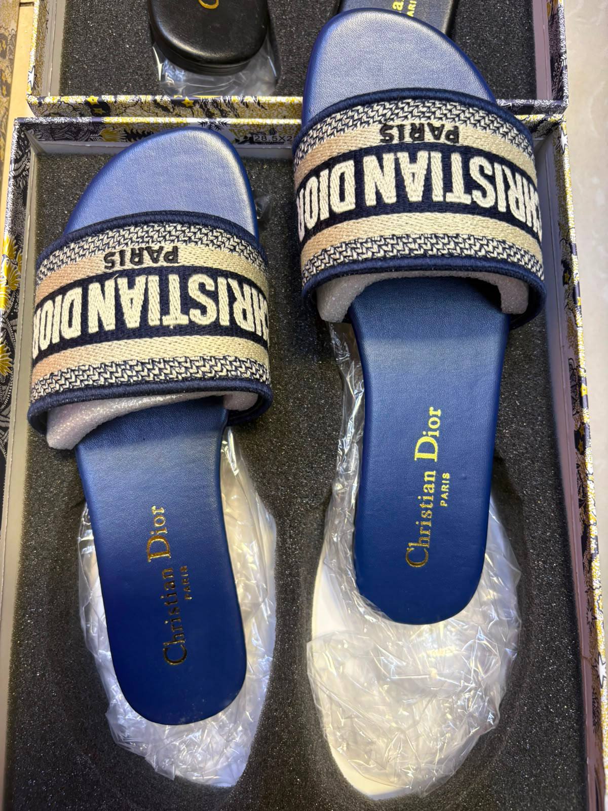 Dior
Size 36-41
75 dhs🇦🇪🇦🇪

Zain145
♥️♥️♥️