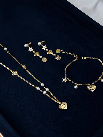 DIOR 🤍
* *New Collection*  
* D I O R with Logo®️Pearl & Swaroviski Stone full Set 
* ⁠Necklace 
* ⁠Earings
* ⁠Bracelet 
↗️ *Super Master Quality ®️*
For Price 👇 WTSP Text Zain 0568585901

Zain106
♥️♥️♥️