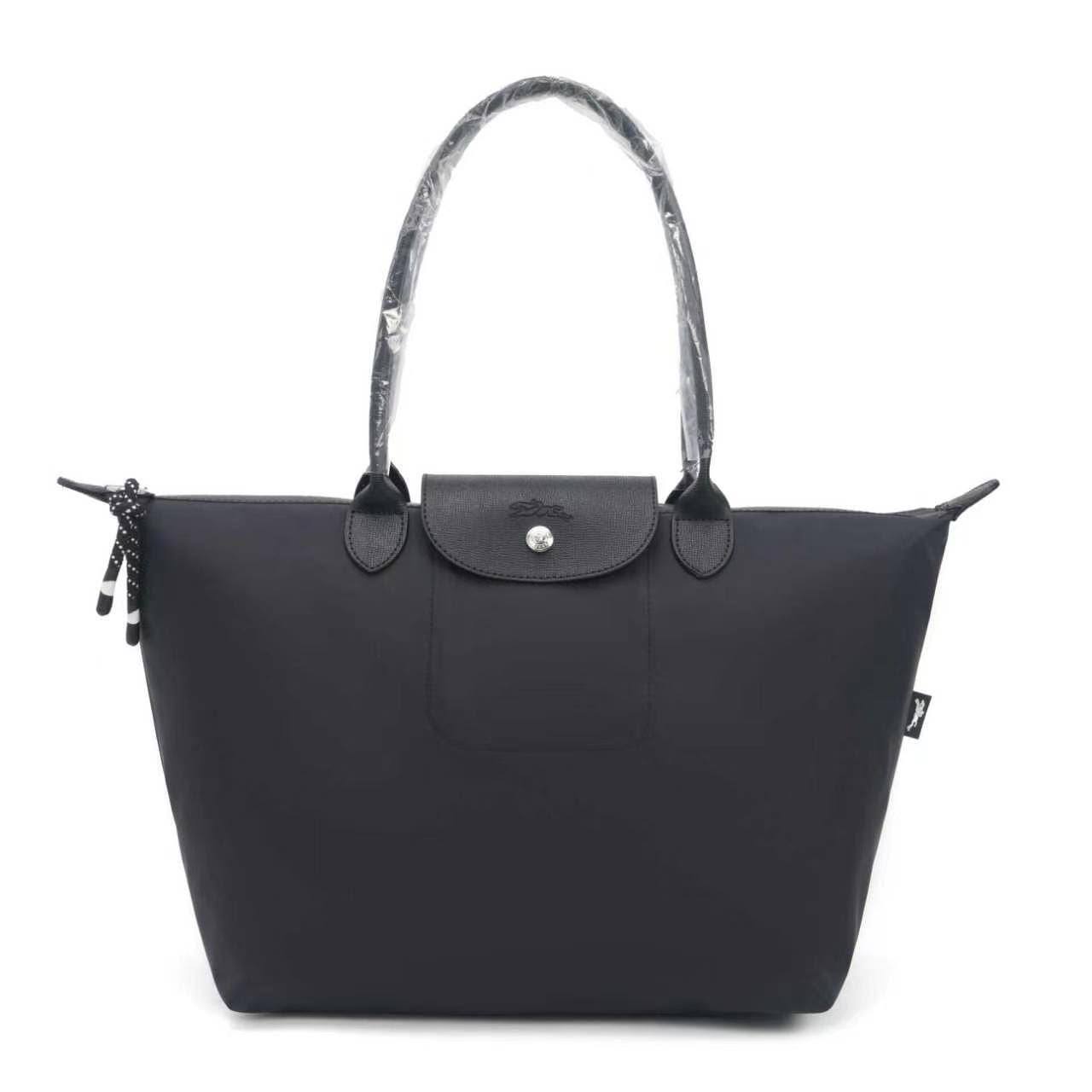 NEW CAME 
LONG CHAMP BAG
GOOD QUALITY 
60 dhs🇦🇪🇦🇪
SIZE :- *48*19*30cm

Zain40
♥️♥️♥️