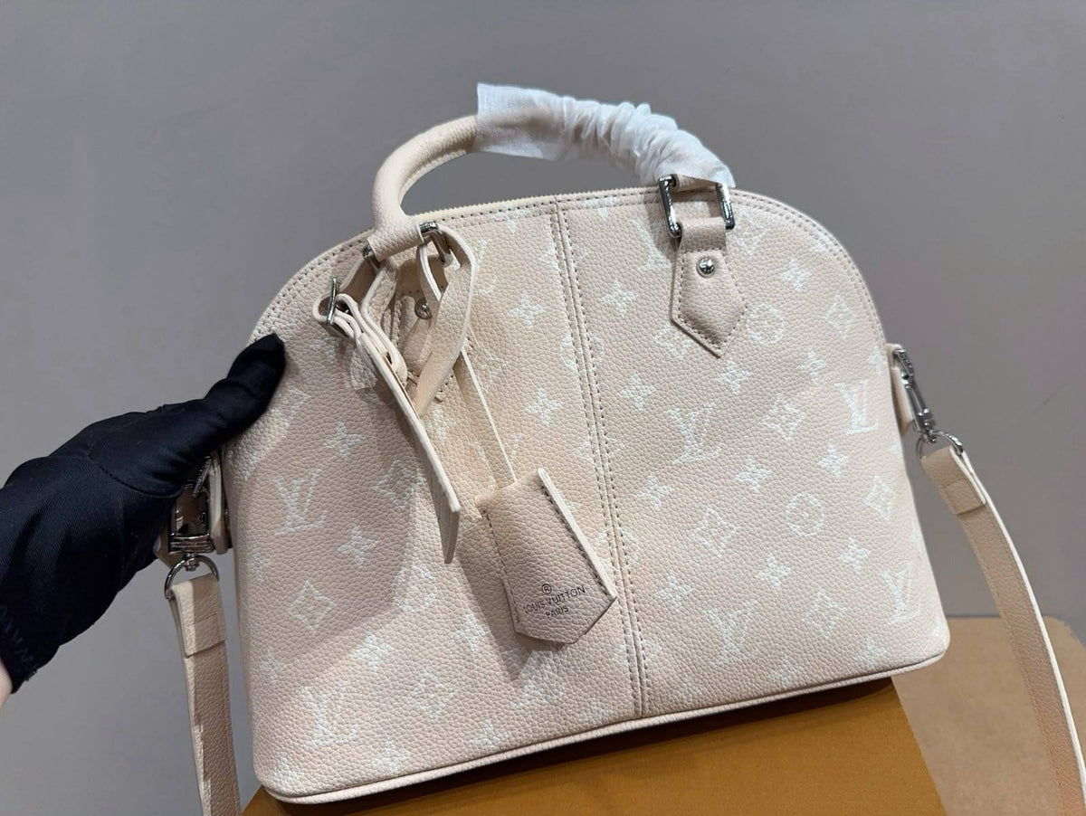 LOUIS VUITTON 

NEW CAME 

MASTER QUALITY 
285 dhs🇦🇪🇦🇪

Zain295 
♥️♥️♥️