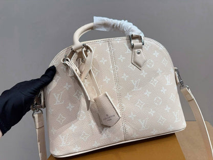 LOUIS VUITTON 

NEW CAME 

MASTER QUALITY 
285 dhs🇦🇪🇦🇪

Zain295 
♥️♥️♥️