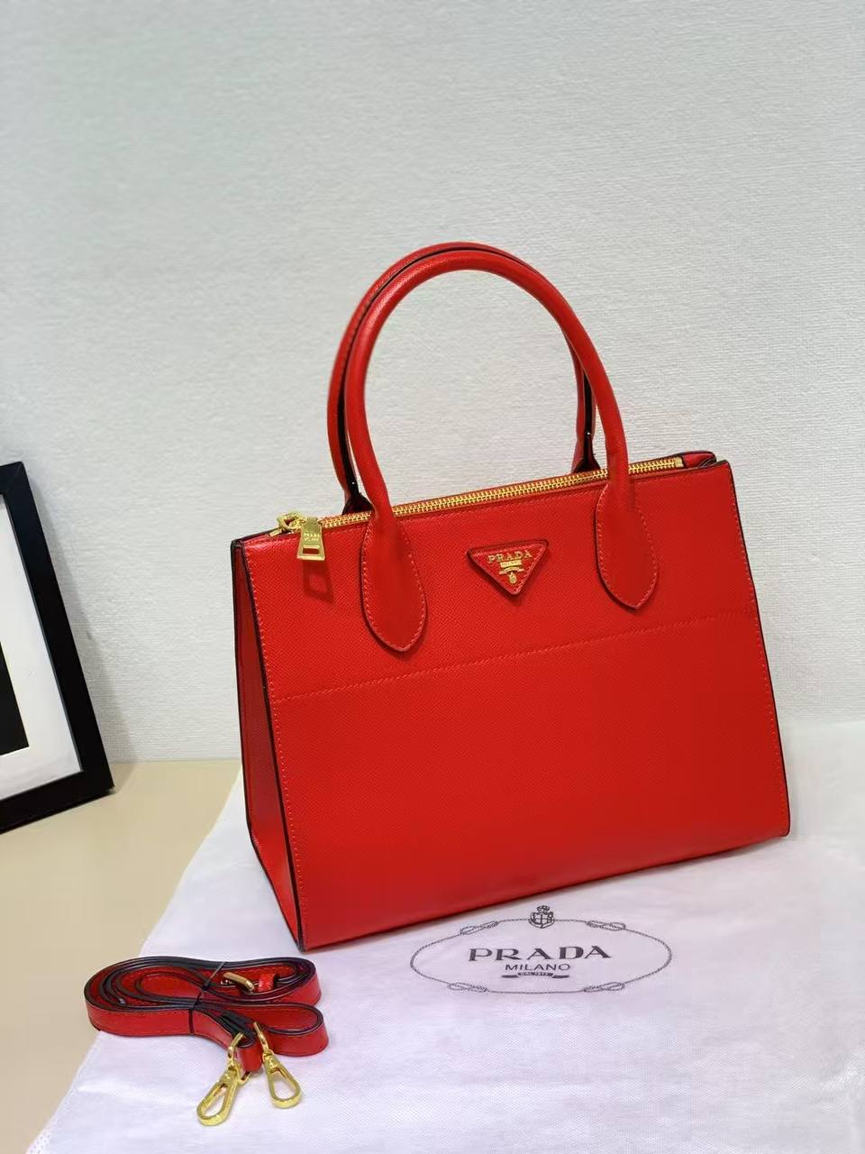 PRADA 
GOOD QUALITY 
115 dhs✅

Zain200
♥️♥️♥️