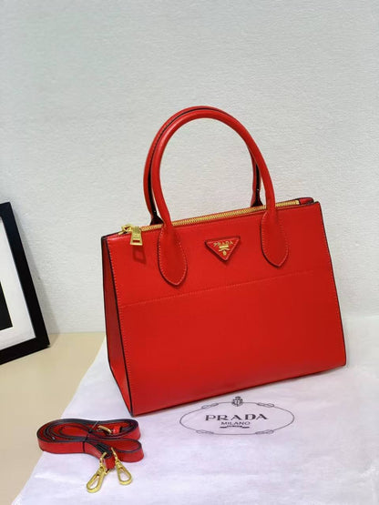 PRADA 
GOOD QUALITY 
115 dhs✅

Zain200
♥️♥️♥️