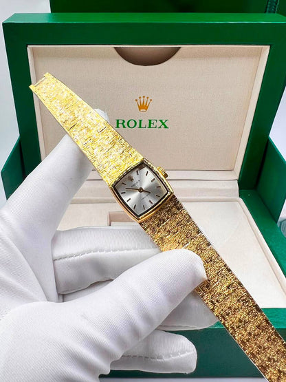 Rolex
350 dhs🇦🇪🇦🇪 
with box  
size：25mm×25mm

Zain85
♥️♥️♥️