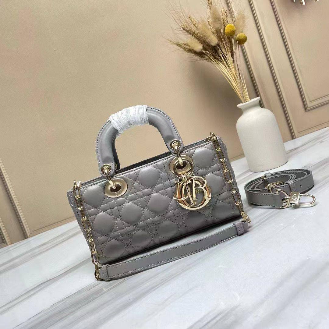 Dior
Master❣️❣️
280 dhs✅

Zain153
♥️♥️♥️