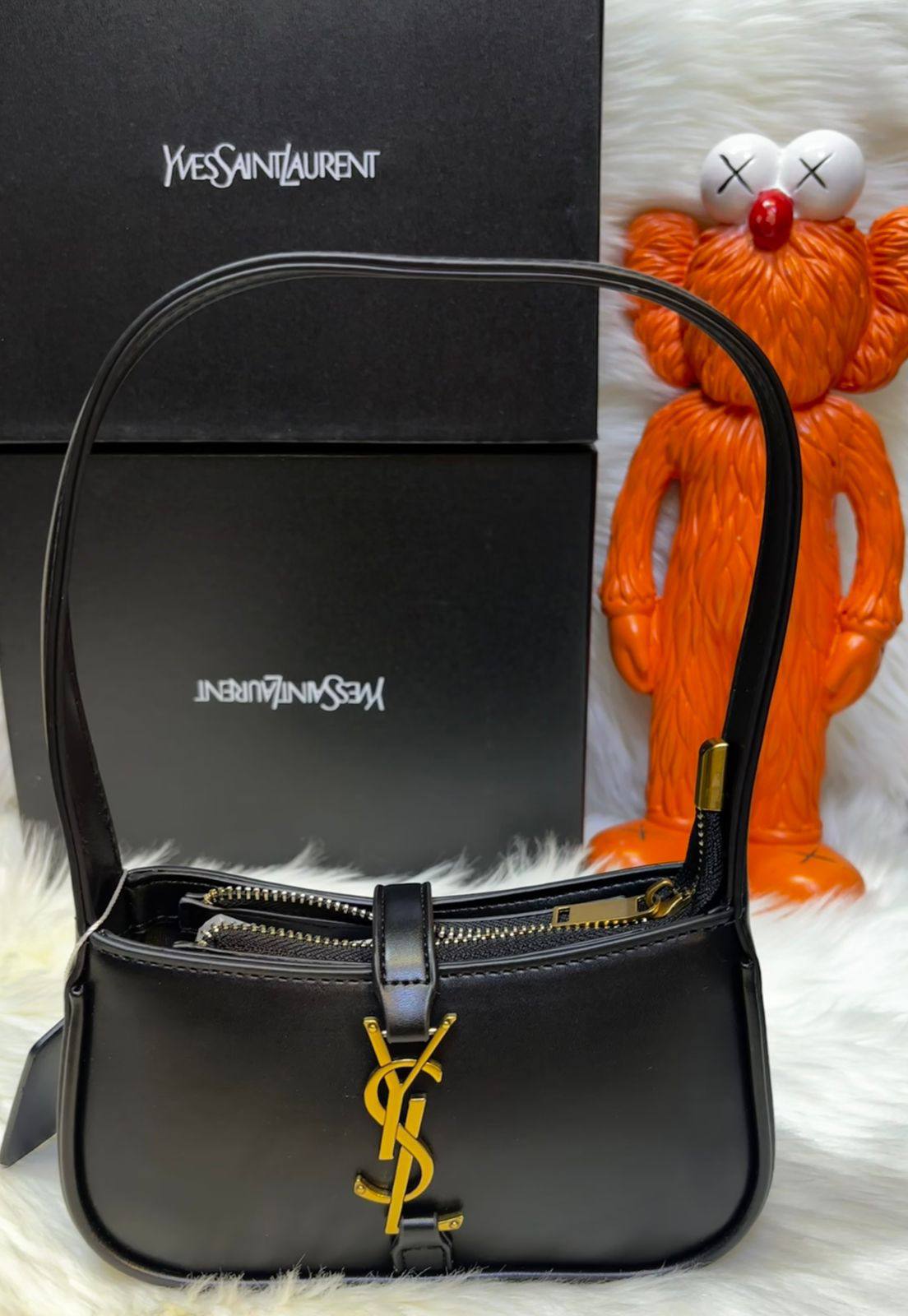 coach model, 
good quality, 

comes with box, 
🎁🎁🎁

size... 25 * 14 cm
90 dhs❣️

Zain12
♥️♥️♥️