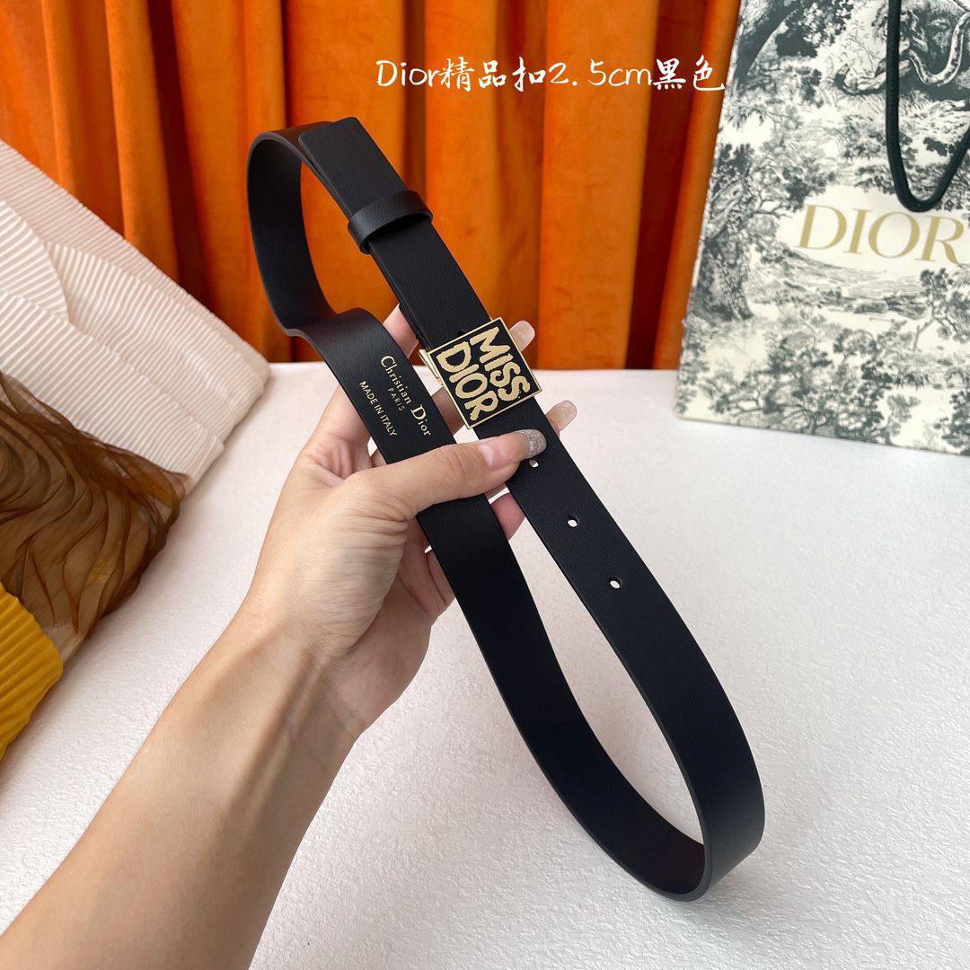 *💜 miss dior 💜
💜*Master quality*💜
280 dhs✅

Zain160
♥️♥️♥️