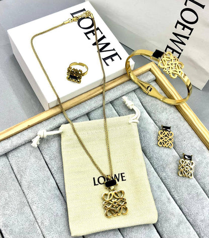 Stainless steel SET 💯*
Necklace ❤️‍🩹
Earring 🍁
Breslat ❣️
With normal boxes 📦 
And paper bag 🛍️
45 dhs🪙🌨️
With master box 📦 
65 dhs🪙🌨️

Zain216
♥️♥️♥️