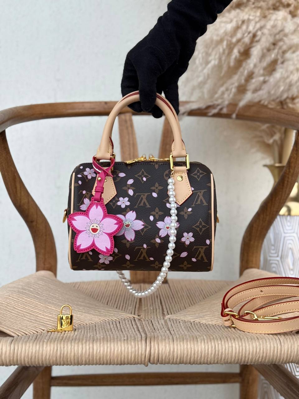 LV
20cm
350 dhs💓
Top quality 
With box🎁

Zain167
♥️♥️♥️