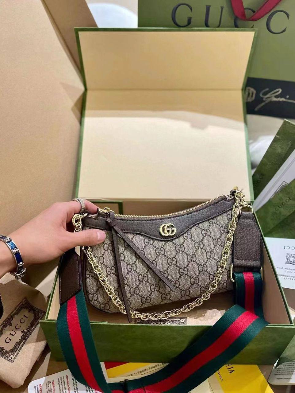 Gucci
90 dhs🪙🌨️
SIZE：24cm

 with box
🎁🎁🎁

Zain35
♥️♥️♥️