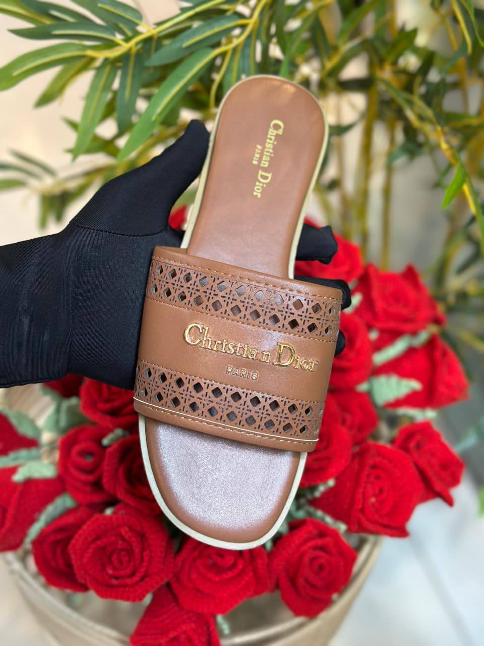 Dior
Good quality 
with box 
🎁🎁🎁

85 dhs❣️
Size 36 to 41 

Zain186
♥️♥️♥️