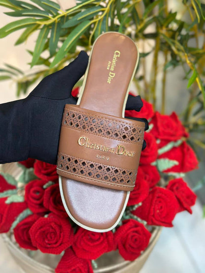 Dior
Good quality 
with box 
🎁🎁🎁

85 dhs❣️
Size 36 to 41 

Zain186
♥️♥️♥️
