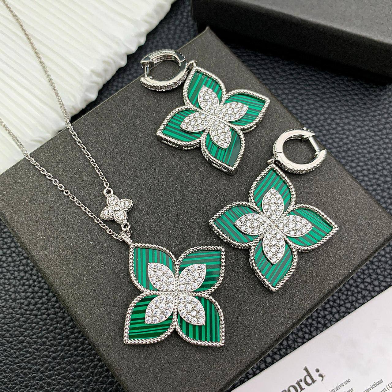 ROBERTO COIN
SET MASTER💫✨
NECKLACE EARRINGS
WITH BOX AND PAPER BAG 🎁🛍️
140 DHS✅

Zain89
♥️♥️♥️