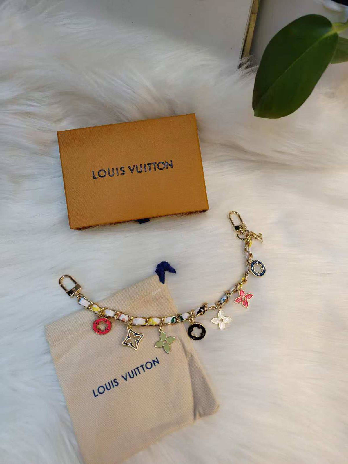 LV
80 dhs🌺

Zain107
♥️♥️♥️
Charms