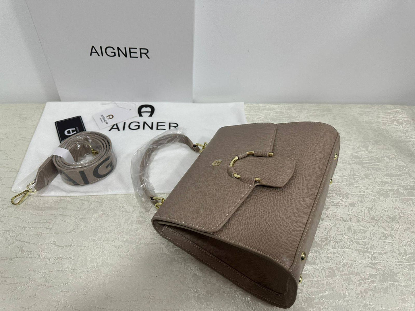 Aigner
105 dhs❣️

Zain07
♥️♥️♥️