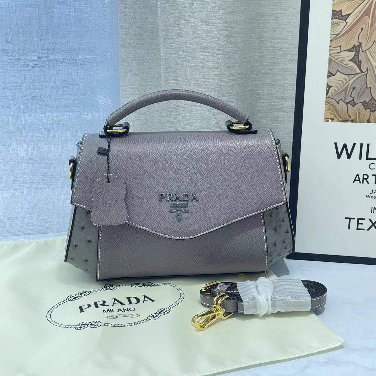 Prada 
Good Quality 
With Box 
🎁🎁🎁

110 dhs❤️

Zain250
♥️♥️♥️