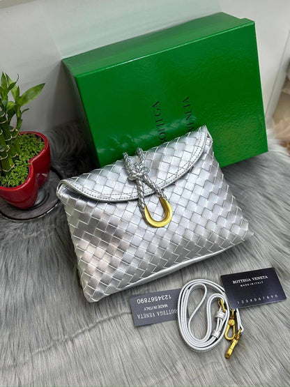BOTTEGA
SIZE  ………26 CM 🥰
90 dhs❤️

with Box🌷
🎁🎁🎁

Zain244
♥️♥️♥️