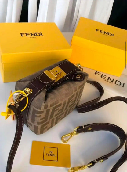 Fendi
100 dhs✅
Size：15CM
Good-quality with box

Zain35
♥️♥️♥️