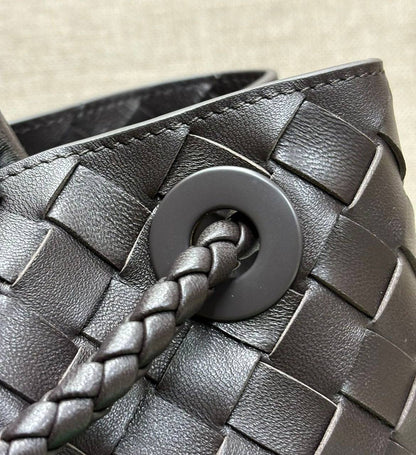 BOTTEGA 

NEW CAME 

HIGH QUALITY 

120  DHS……
32cm

Zain39
♥️♥️♥️