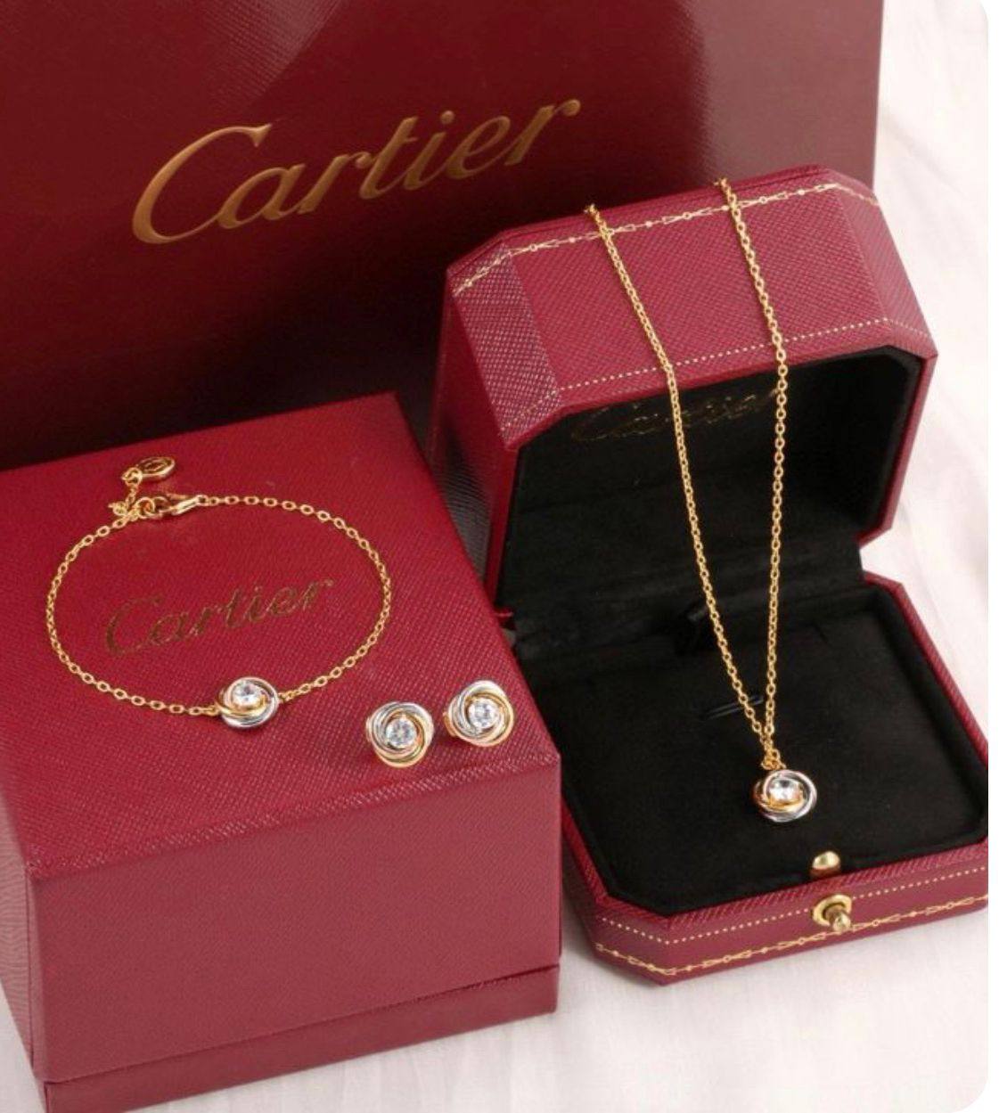 Cartier ❤️‍🔥*
Necklace 🍁
Bracelet 🌸
Earring 💥
Master quality 💯
With normal boxes 🗃️ 
115 dhs✅
With master box 📦 
160 dhs✅

Zain216
♥️♥️♥️