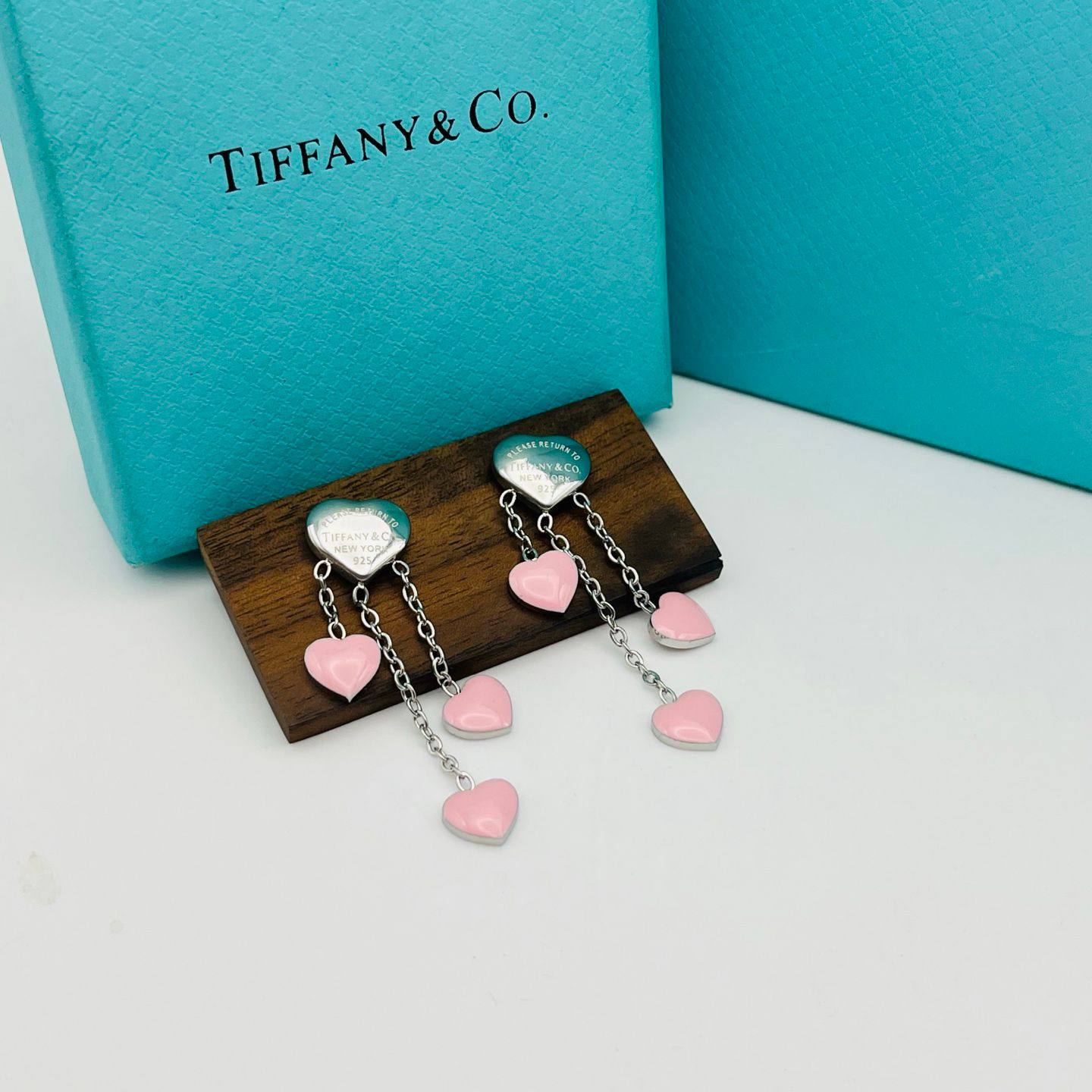 New arrival branded earrings 
Stainless steel Color not going 
30 dhs❣️

Zain243
♥️♥️♥️