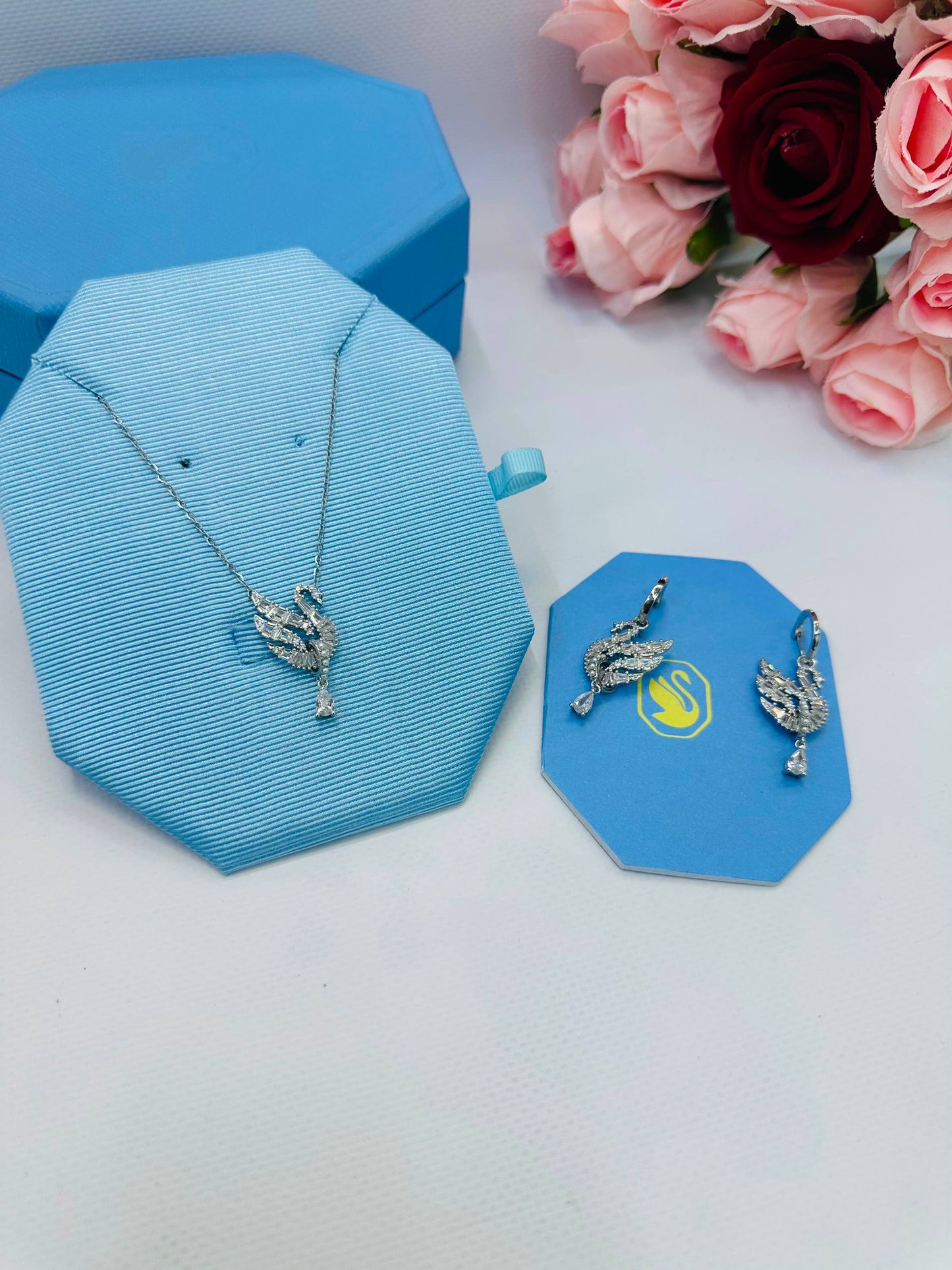 SWAROVSKI 
Necklace 😍
Earring 🍁
Master quality 💯
With normal boxes 🗃️ 
105 dhs✅

With master box 📦 
140 dhs✅

Zain216
♥️♥️♥️