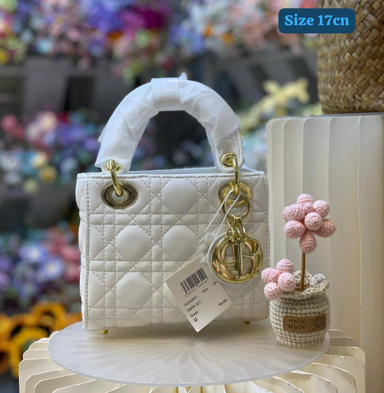 Dior
Good quality 
with box 
🎁🎁🎁

95 dhs🪙🌨️

Zain186
♥️♥️♥️