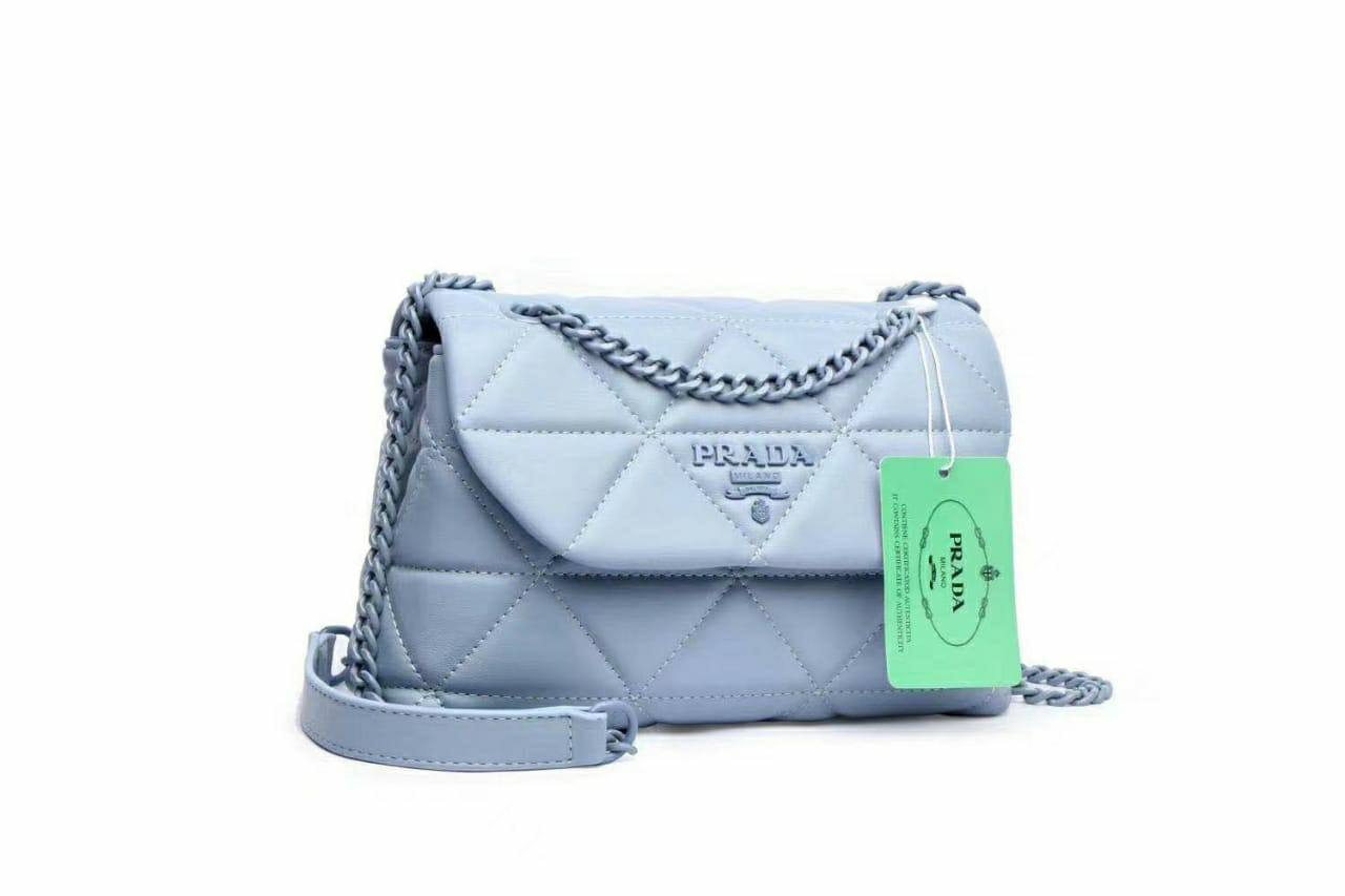 Prada
90 dhs💓 
high quality 24cm

Zain26
♥️♥️♥️