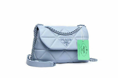 Prada
90 dhs💓 
high quality 24cm

Zain26
♥️♥️♥️