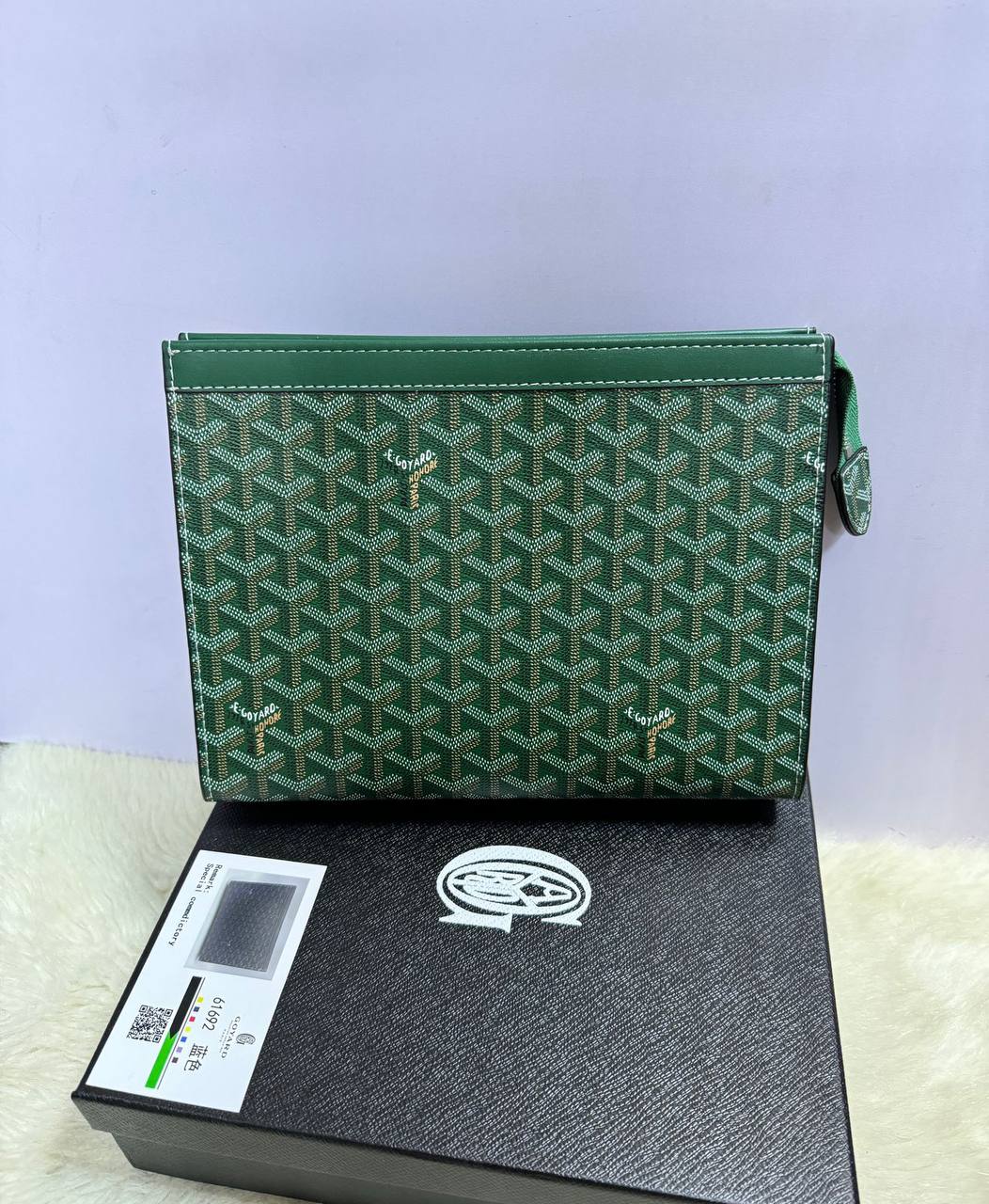 Goyard clutch
Good quality

With box 
🎁🎁🎁

65 dhs🪙💚

Zain50
♥️♥️♥️