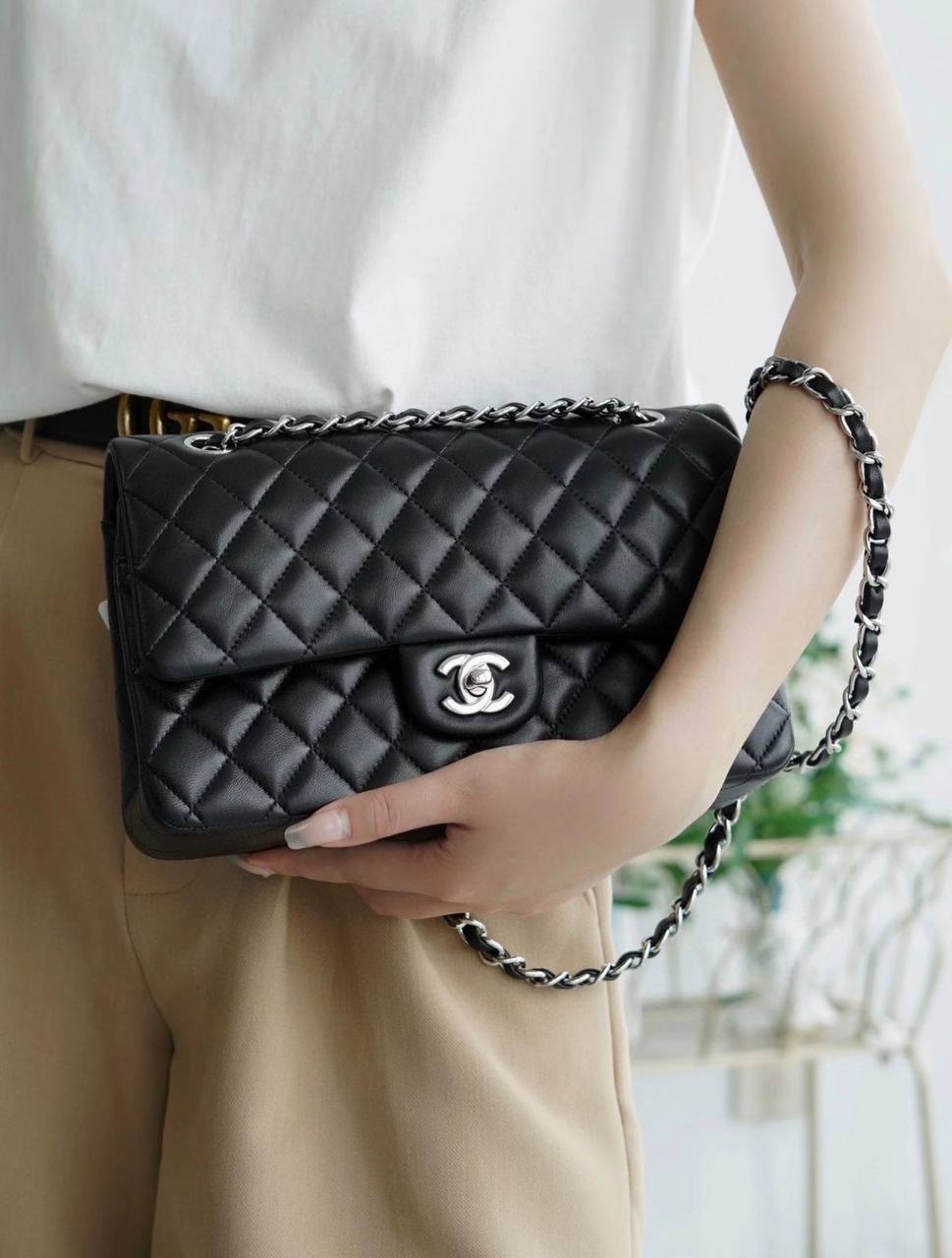Chanel
100 dhs✅
Size：25CM

Zain35
♥️♥️♥️