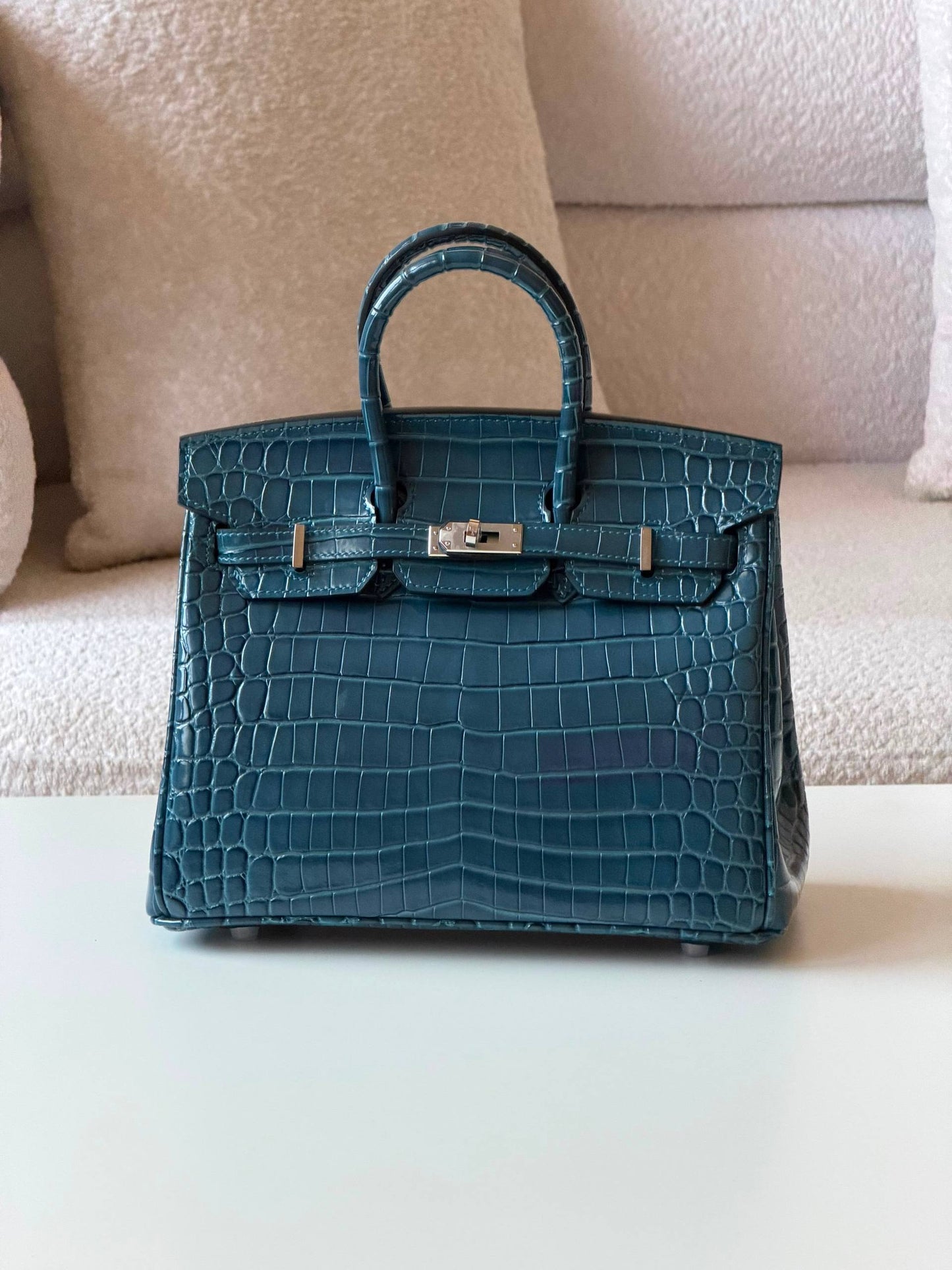 Hermes Birkin croc 25cm💥Master quality ✅with box📦
710 dhs✅

Zain52
♥️♥️♥️