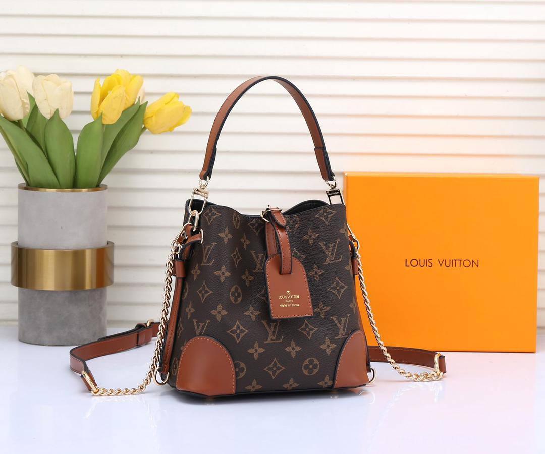 Bucket bag

100 dhs✅

with box
🎁🎁🎁

size 20×12×19cm

Zain42
♥️♥️♥️