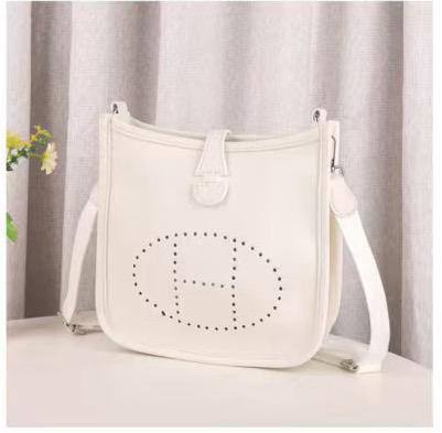 Hermes

90 dhs✅

with box
🎁🎁🎁

size 23cm

Zain26
♥️♥️♥️