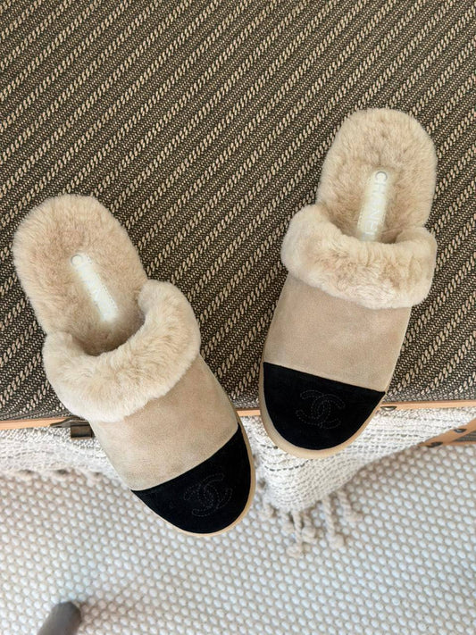 Chanel 
Size: 36 to 41
Super master quality 
500 dhs🪙💚

Zain198
♥️♥️♥️