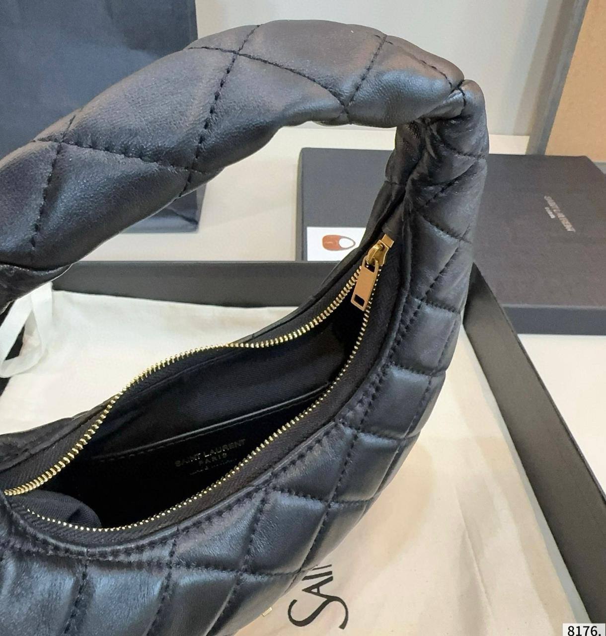 YSL 
COPY ONE SMALL SIZE NEW CAME 

WITH BOX 
🎁🎁🎁

130 dhs🪙🌨️

Zain39
♥️♥️♥️