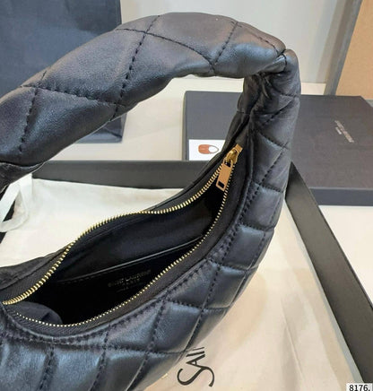 YSL 
COPY ONE SMALL SIZE NEW CAME 

WITH BOX 
🎁🎁🎁

130 dhs🪙🌨️

Zain39
♥️♥️♥️