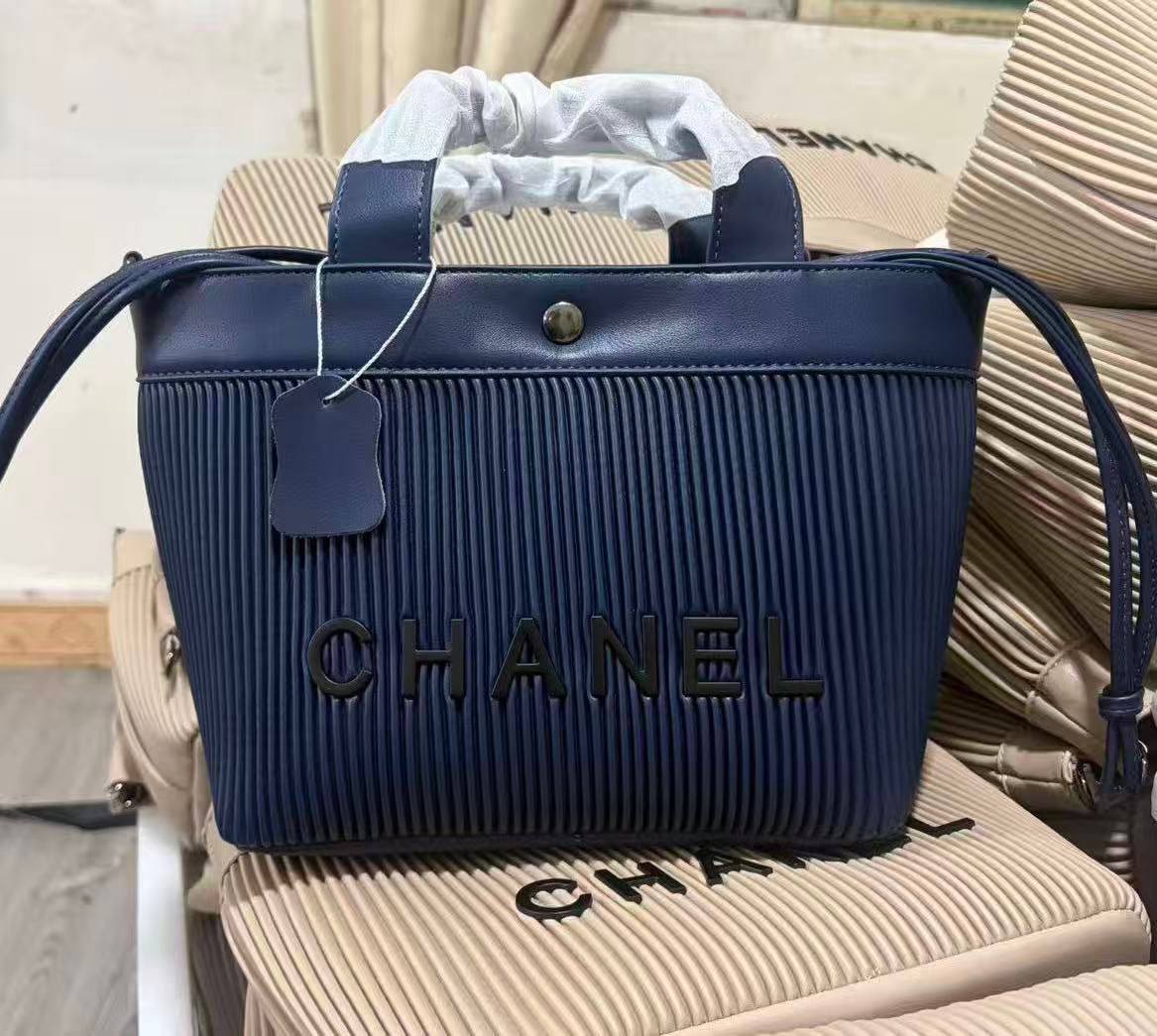 Chanel  

100 dhs🌺

Good quality 

Zain253
♥️♥️♥️