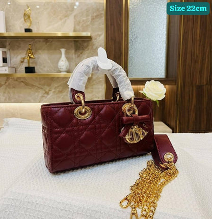 Dior
Good quality
 with box 
🎁🎁🎁

150 dhs✅

Zain186
♥️♥️♥️
