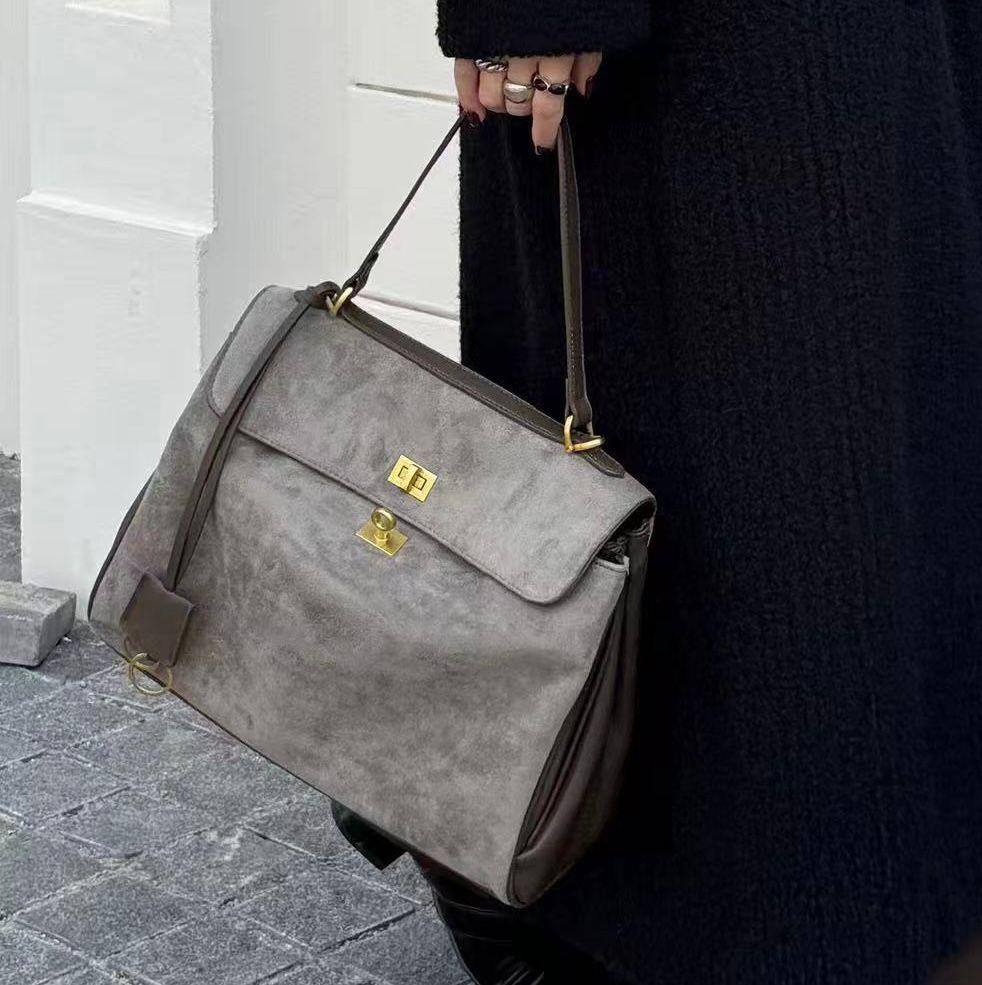 BALENCIAGA 

NEW CAME HIGH QUALITY 

135 dhs❣️

Zain39
♥️♥️♥️