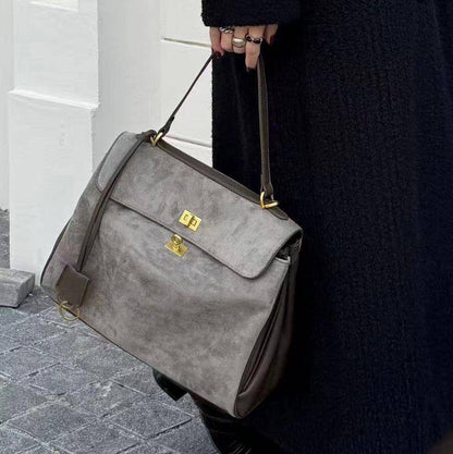 BALENCIAGA 

NEW CAME HIGH QUALITY 

135 dhs❣️

Zain39
♥️♥️♥️