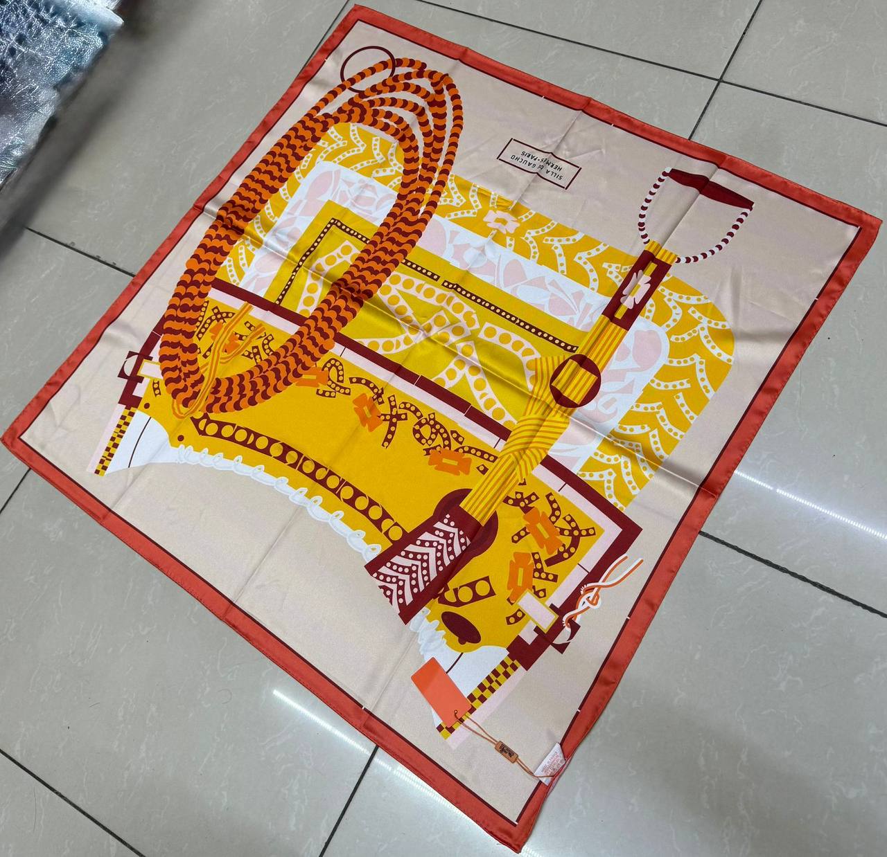 Silk square scarf 
40 dhs🪙💚

Zain93
♥️♥️♥️