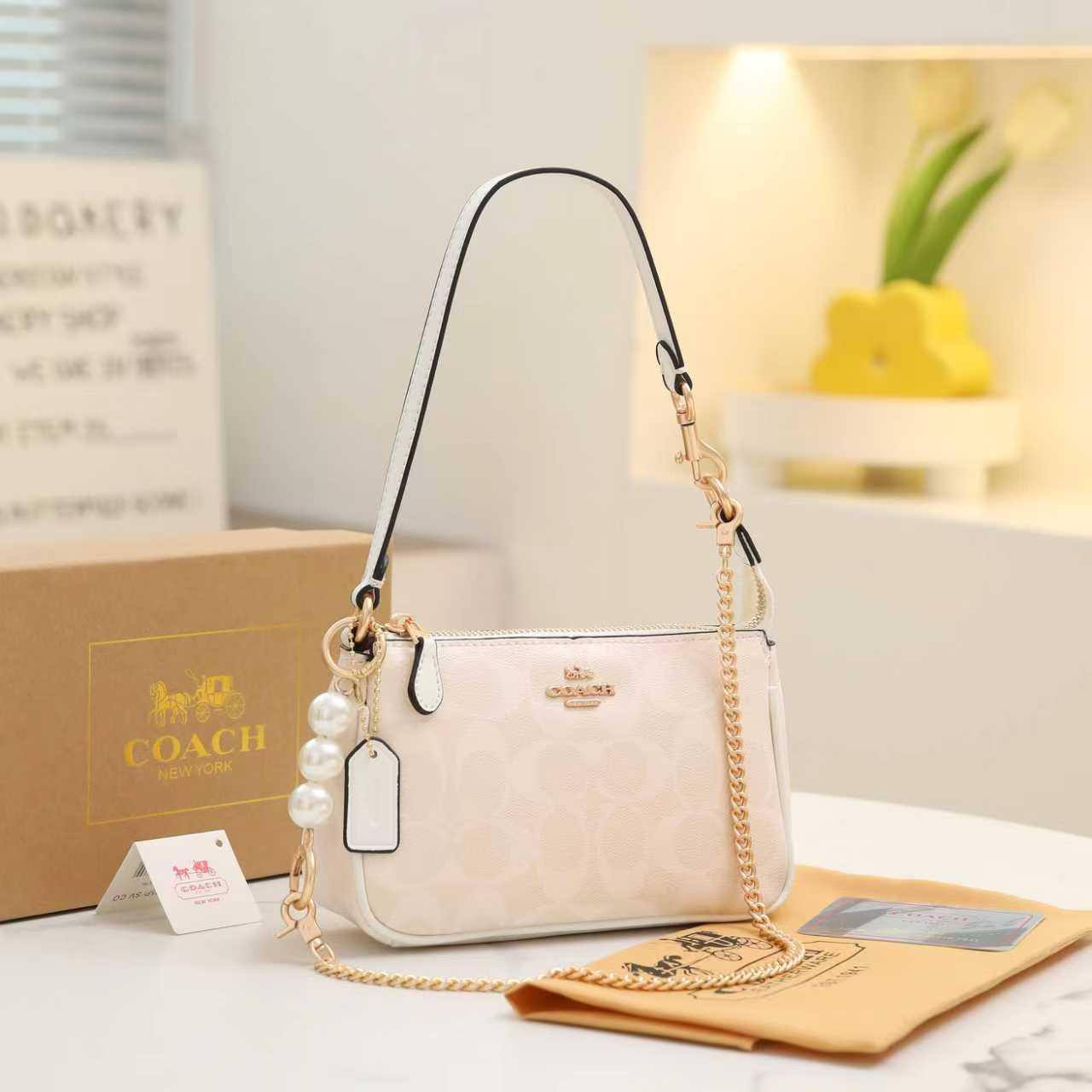Coach

Best quality

With box’s
🎁🎁🎁

90 dhs❤️
size 18cm

Zain158
♥️♥️♥️