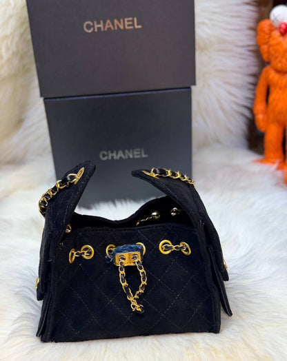 Chanel 
good quality, 
comes with box, 🎁🎁🎁
size...22 * 12 cm 
110 dhs✅
Zain12
♥️♥️♥️