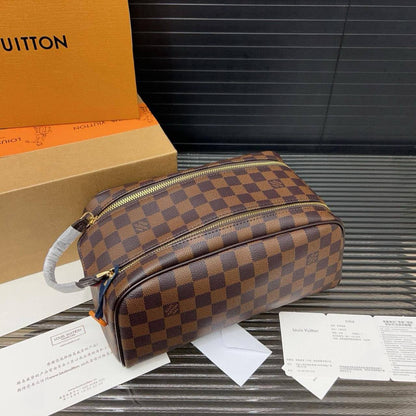 LOUIS VUITTON 
FOR MAN 
HAND BAG 
GOOD QUALITY 
WITH BOX 

80 dhs🇦🇪🇦🇪

Zain17
♥️♥️♥️