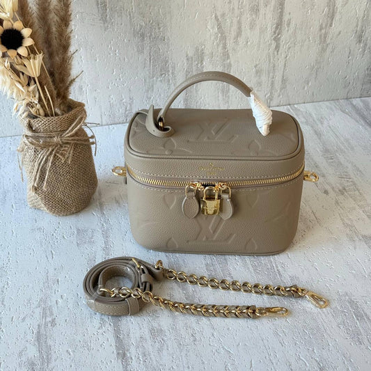 LV
GOOD QUALITY ✨
100 dhs✅

WITH BOX 📦

Zain28
♥️♥️♥️