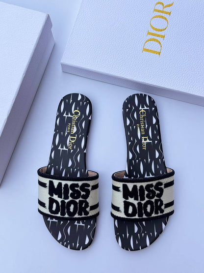 Dior slipper
100 dhs❣️
Size 36-42

Zain55
♥️♥️♥️