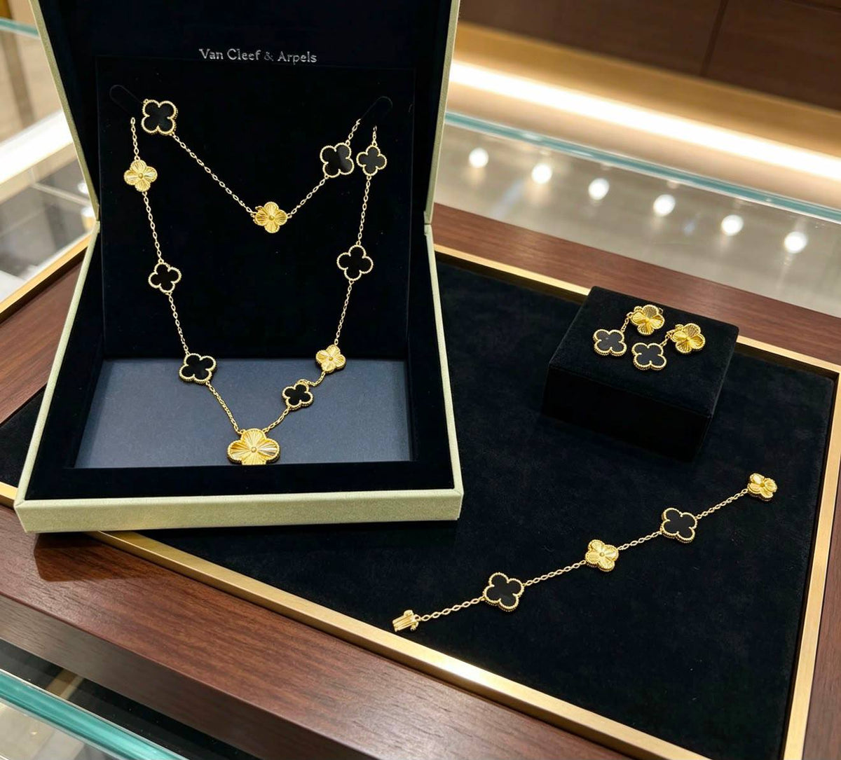 VCA SET 
Necklace 🦋
Earring❤️‍🔥
Bracelet ✨
Master quality 💯
With normal boxes 🗃️ 
235 dhs🇦🇪🇦🇪


With master box 📦 
305 dhs🇦🇪🇦🇪

Zain216
♥️♥️♥️