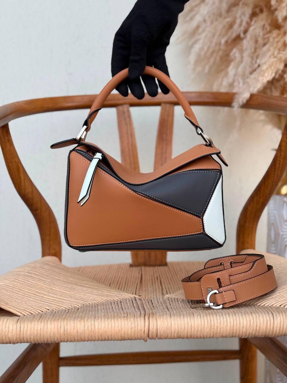 LOEWE
24cm
340 dhs🇦🇪🇦🇪
Top quality 
With box🎁

Zain167
♥️♥️♥️
