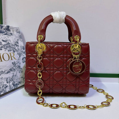 DIOR 
 HIGH QUALITY 
WITH BOX 🎁
130 dhs✅

Zain39
♥️♥️♥️
